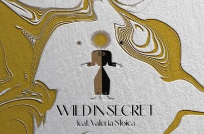 Οι Kadebostany κάνουν τη μεγάλη επιστροφή με ένα ακόμη ξεχωριστό, ιδιαίτερο και all time classic pop τραγούδι με τίτλο “Wild In Secret” σε συνεργασία με τη Valeria Stoica.